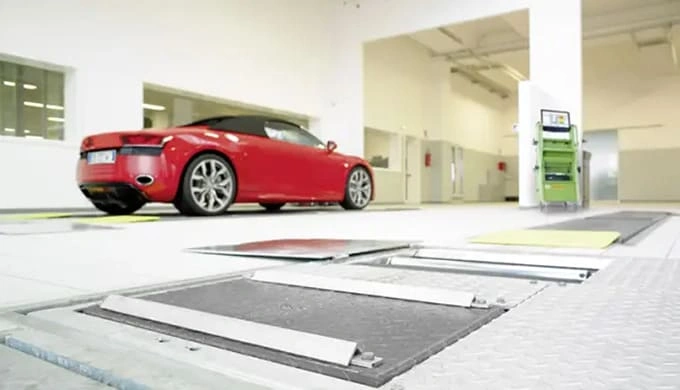 Автомобіль на професійному діагностичному обладнанні Bosch